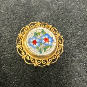 Gold Floral Brooch maid in Italy.